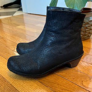 Naot Almeria Black Crackle Leather Boot (36)